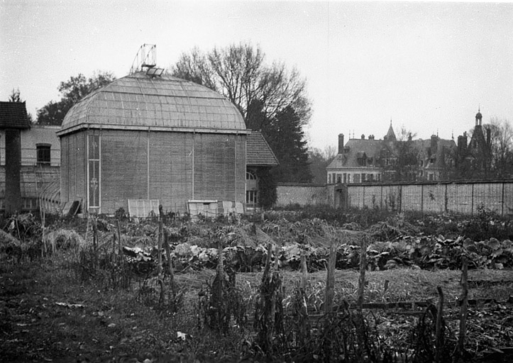 Maison de jardinier (1) : serre, vue du sud ouest, vers 1940.