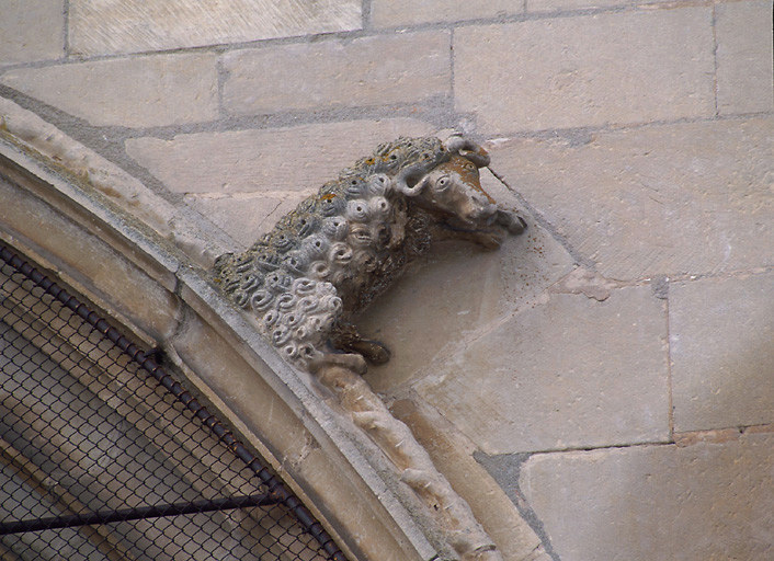 2ème chapelle sud : archivolte, mouton sculpté