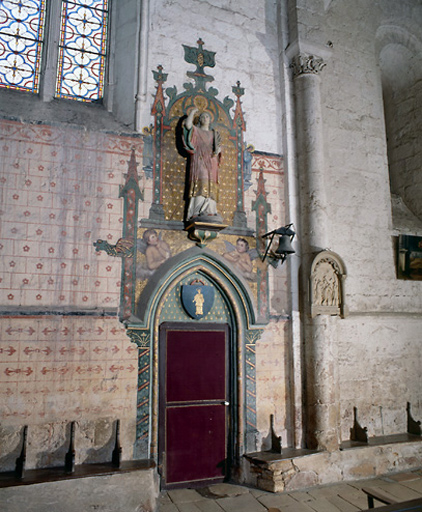 Porte d'accès à la sacristie : angelots dans un encadrement architectural