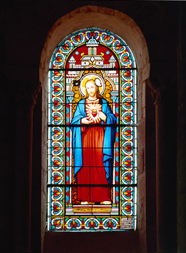 2 verrières (verrière à personnages, verrière décorative) : le Sacré-Coeur de Jésus (baies 5, 6)