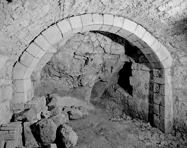 Donjon ouest, cave, vue prise de l'entrée.