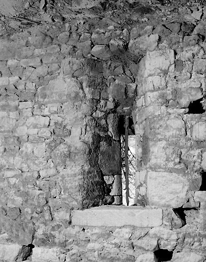 Donjon ouest, sous-sol, meurtrière du mur nord.