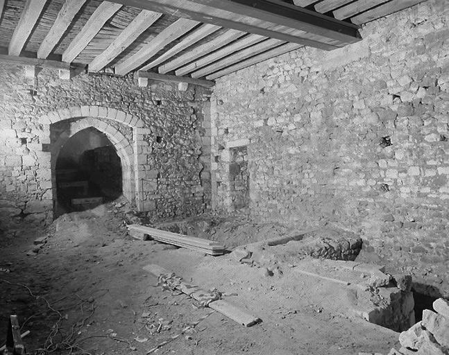 Donjon ouest, sous-sol, vue prise du sud-est.