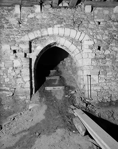 Donjon ouest, sous-sol actuel, entrée vue de l'intérieur avant travaux.