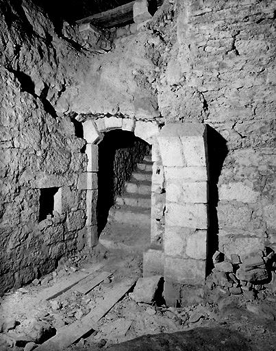 Donjon ouest, cave, vue prise de l'intérieur.