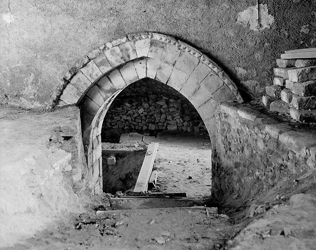 Donjon ouest, porte de la façade ouest avant les travaux.