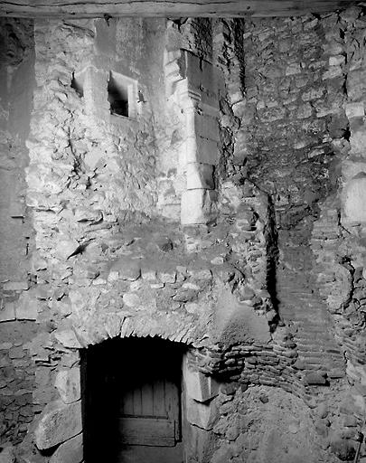 Tour d'enceinte, porte et cheminée.