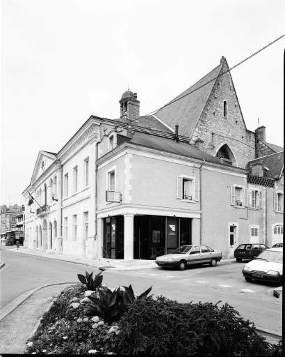 La partie moderne de la mairie et le chevet de l'ancienne église.