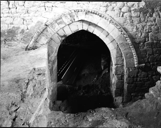 Donjon ouest, porte de la façade ouest pendant les travaux.