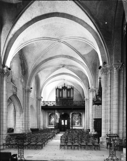 Vue de l'église prise du choeur.