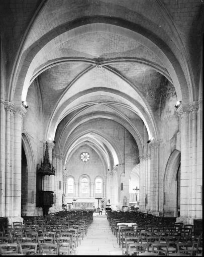 Vue de l'église prise de l'entrée.