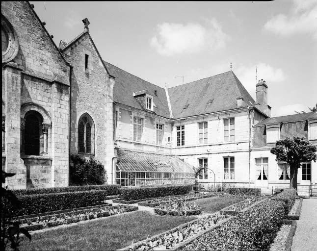 Ancien prieuré de bénédictins, actuellement église paroissiale Saint-Génitour