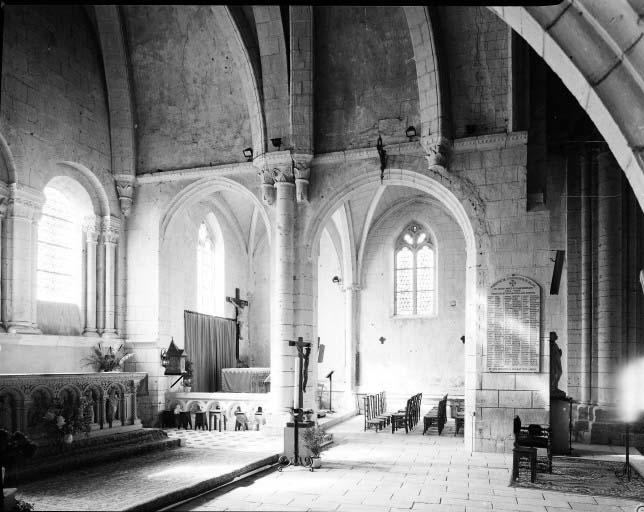 Eglise, vue prise du choeur vers la chapelle sud.