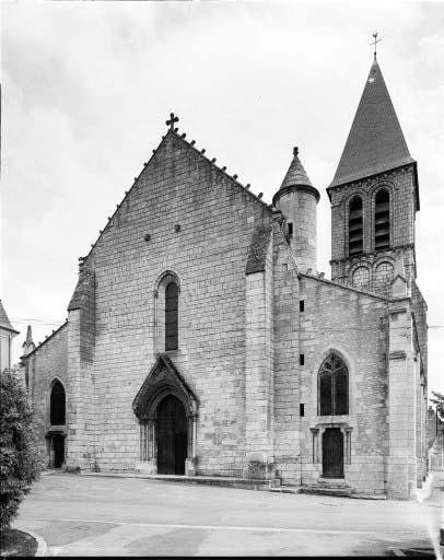 Vue de l'église prise du sud-ouest.