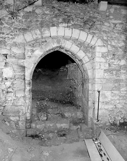 Donjon ouest, sous-sol, entrée vue de l'intérieur pendant les travaux.