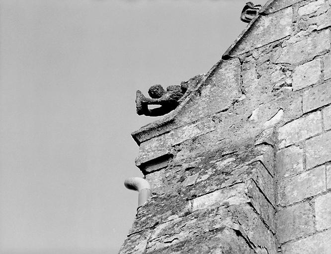 Eglise, façade ouest, personnage à la base du rampant du pignon.