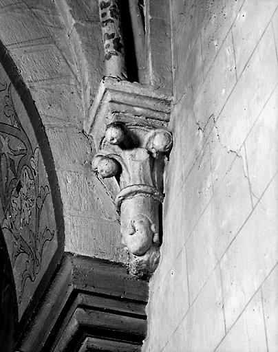 Eglise, culot de la chapelle au nord du choeur.