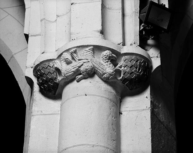 Chapiteau avec alérions présentant les armoiries des Aloigny de Rochefort.