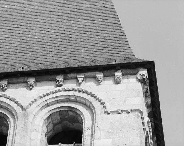 Eglise, corniche à modillons de la face sud du clocher.