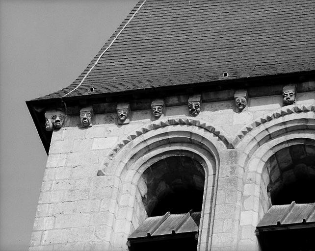 Eglise, façade ouest, corniche à modillons de la face sud du clocher.