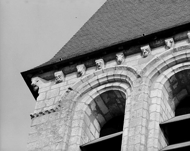 Eglise, corniche à modillons de la face ouest du clocher.