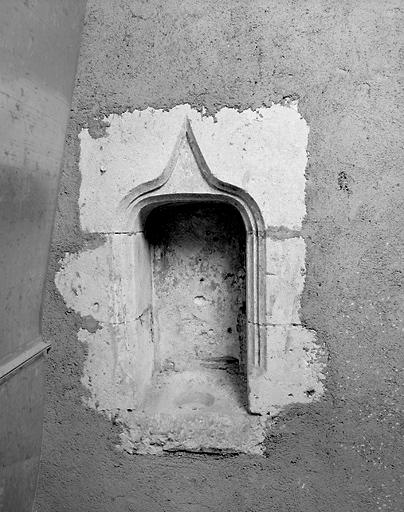 Eglise, mur sud, lavabo.