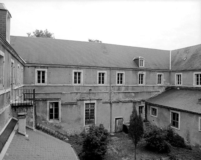 Vue des bâtiments conventuels prise du nord du préau.