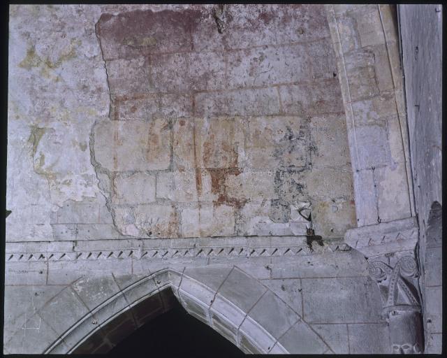 Eglise, mur nord du choeur avec vestiges de peintures murales du XIVe siècle.