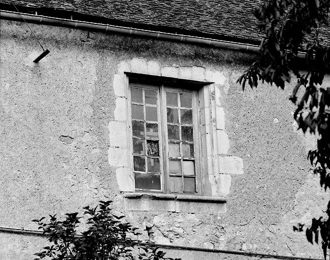 Fenêtre du premier étage donnant sur le jardin.