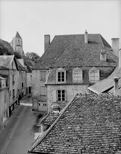 Début de la Grande rue. Vue prise depuis le 20 quai Aubépin.