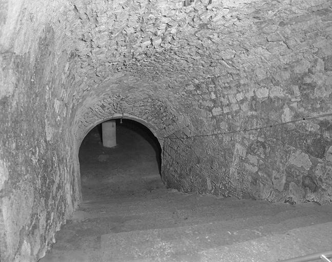 Escalier donnant accès au cellier.