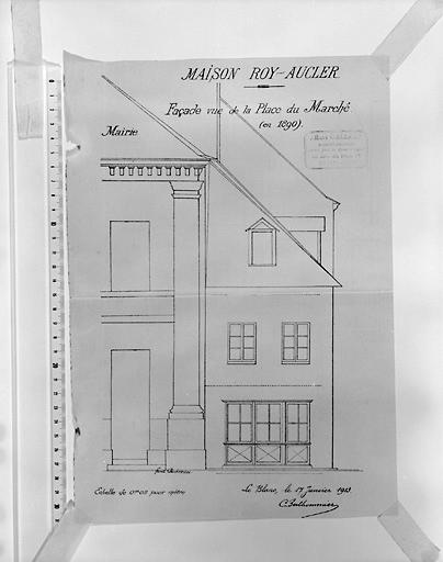 Maison contigüe à la mairie : façade sur la place en 1890, par C. Berthommier le 17 janvier 1913.