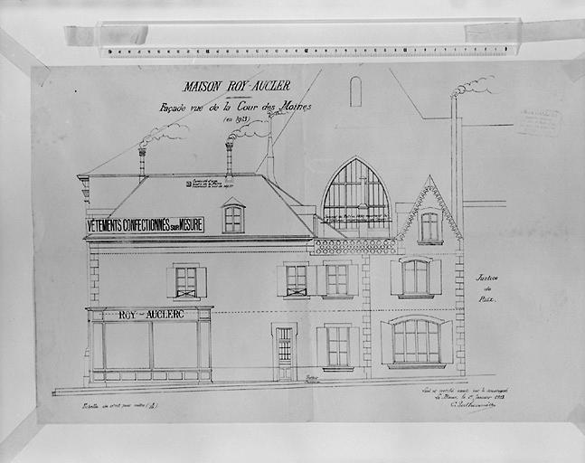 Maison contigüe à la mairie : façade sur la cour des moines en 1913, par C. Berthommier le 17 janvier 1913.