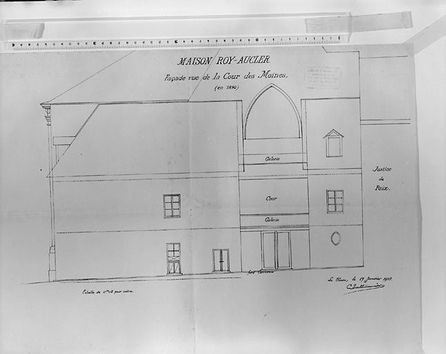 Maison contigüe à la mairie : façade sur la cour des moines en 1890, par C. Berthommier le 17 janvier 1913.