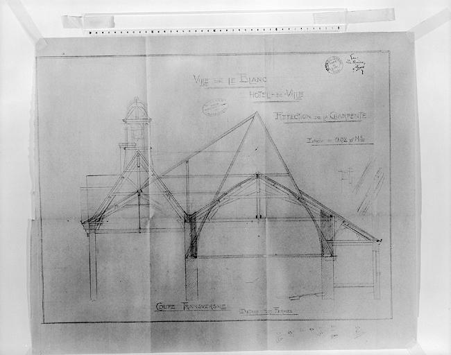 Coupe transversale des charpentes de l'ancienne église et de la nouvelle mairie, au 1/50e par L. Suard.