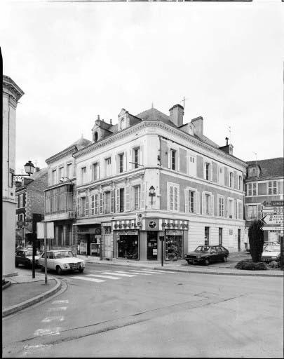Immeuble à l'angle de la rue Saint-Honoré et de la place André Gasnier.