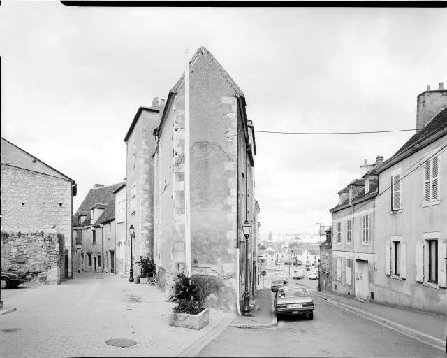 Fin de la Grande rue, à droite, vue depuis la rue de la Poterne.