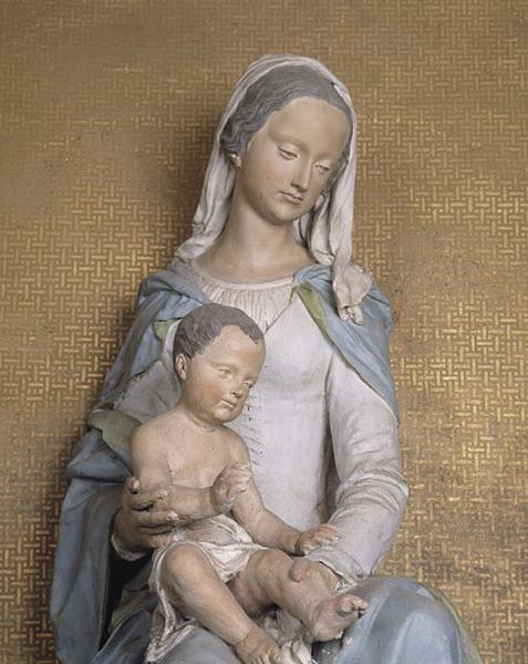 Statue de la Vierge à l'enfant : détail de la partie supérieure.