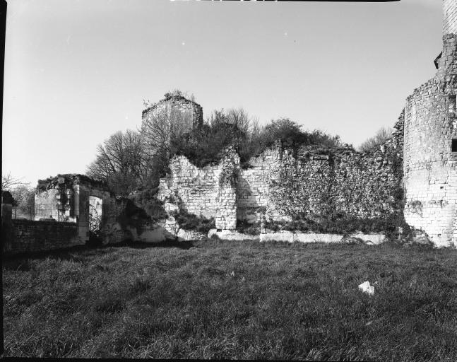 Aile qui relie le corps de logis principal à la tour ouest (vestiges).