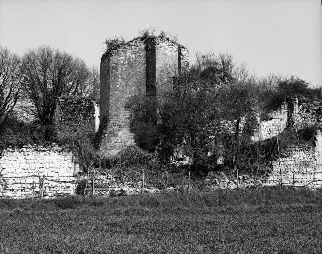 Porte occidentale, à pans coupés.