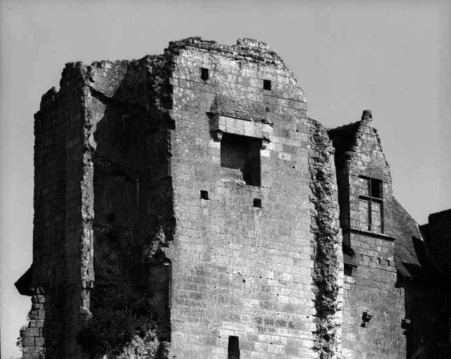 Corps de logis principal, aile sud-ouest, détail : petite vis en encorbellement et cheminée du dernier étage.