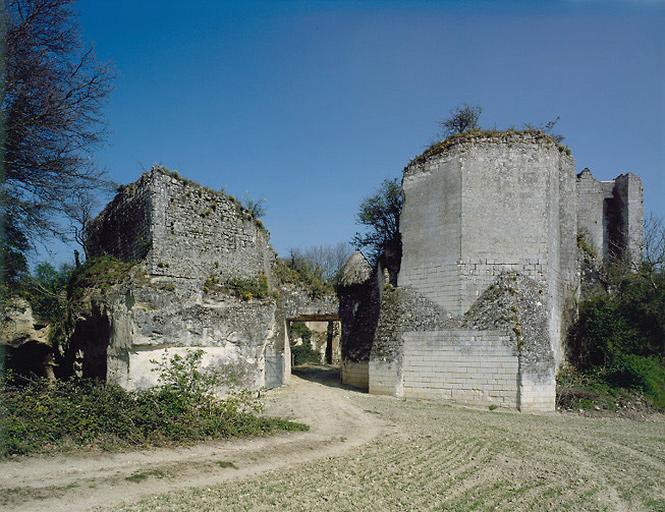 La porte d'entrée occidentale flanquée d'un éperon appareillé à gauche, vue prise du sud-ouest.