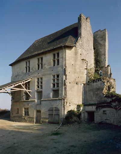 Corps de logis principal, aile nord : façade antérieure sur cour. A droite, escalier en vis demi-hors-oeuvre et amorce de la galerie.