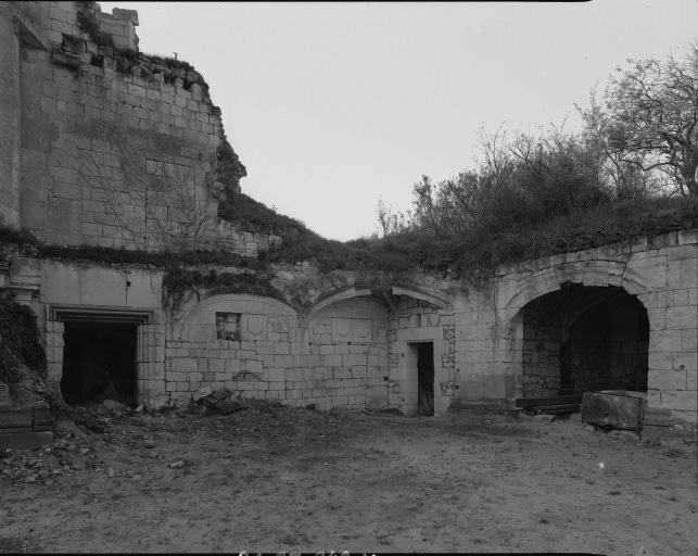 Vestiges de la galerie qui relie le corps du logis principal à la tour occidentale.