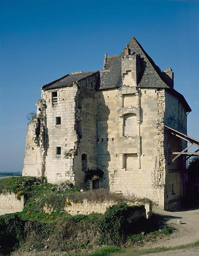 Corps de logis principal : tourelle d'escalier hors-oeuvre et mur de refend de l'aile nord.