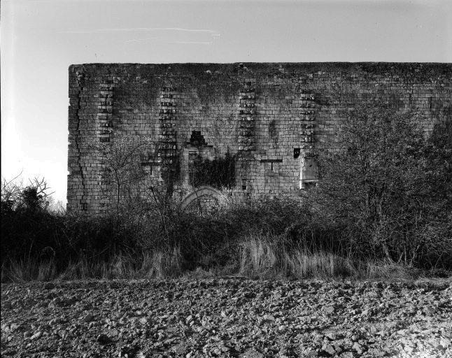 Les communs, face nord : ancien châtelet d'entrée.