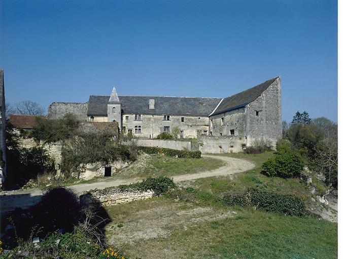 Les communs : vue d'ensemble prise du château.