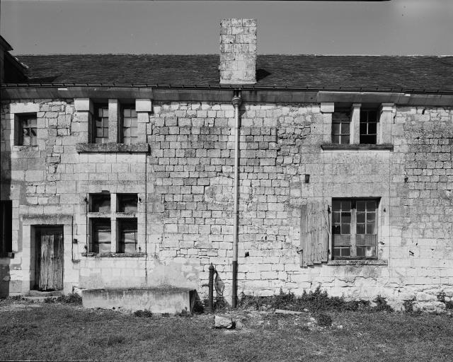 Les communs, façade sur cour, détail : modification du mur médiéval et édification de travées de baies fin XVIe siècle, non achevées.