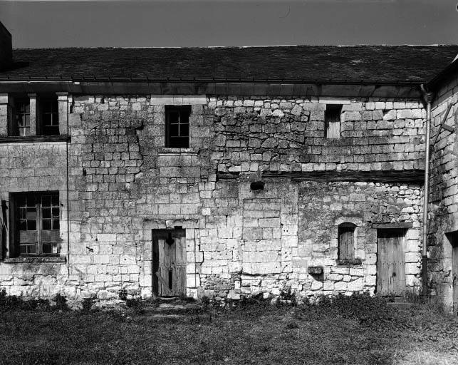 Les communs, façade sur cour, détail : emplacement de l'ancien corps d'entrée nord.