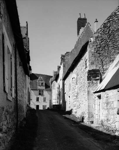 Vue des façades sur la rue.